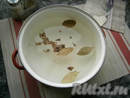 Для приготовления маринада нужно налить в кастрюлю воду, всыпать соль и сахар, добавить лавровые листья, зёрна кориандра, перец душистый горошком и гвоздику.