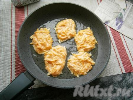 Небольшое количество растительного масла разогреть в сковороде. Столовой ложкой выкладывать тыквенно-яблочное тесто в виде небольших оладий на разогретую сковороду.