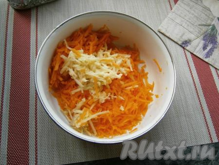 Очистить от кожуры и семян тыкву и яблоко. 200 грамм мякоти тыквы и очищенное яблоко натереть на крупной тёрке.
