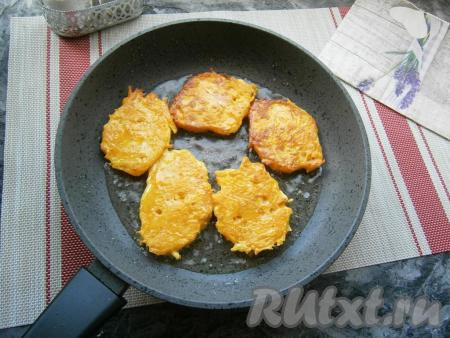 Жарить оладьи до румяности с двух сторон  на среднем огне.