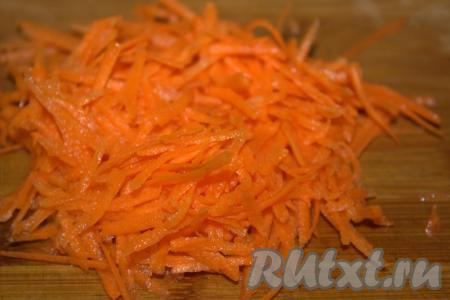 Морковь очистить и натереть на тёрке для корейской морковки (можно натереть на крупной тёрке).