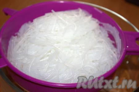 Фунчозу откинуть на сито, промыть холодной проточной водой, дать воде стечь.
