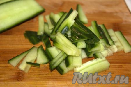 Огурец нарезать тонкими полосками.