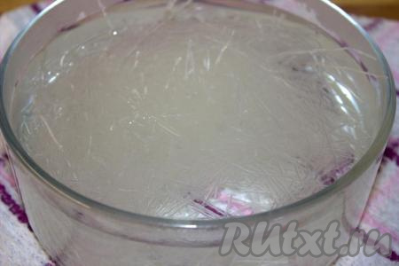 Фунчозу поместить в глубокую миску, залить кипятком и оставить завариваться на 10 минут.