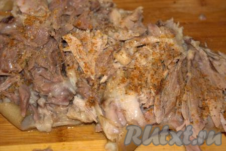 Получившийся пласт мяса посолить, приправить по вкусу специями, посыпать сушёным чесноком (вместо сушёного чеснока можно взять свежий чеснок, пропустив его через пресс).