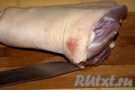 Свиную рульку хорошо промыть, затем на 2-3 часа замочить в холодной воде. По прошествии времени при помощи ножа (или металлической губки) тщательно очистить шкурку от грязи. Ещё раз тщательно промыть.