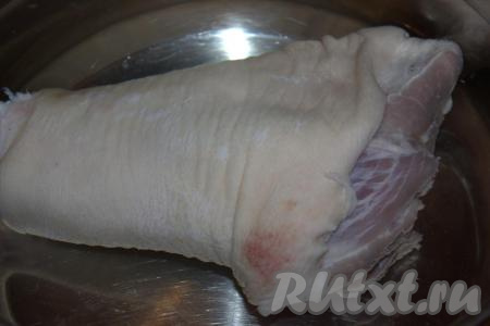 В кастрюлю подходящего размера поместить свиную рульку, полностью залить холодной водой и поставить на средний огонь.