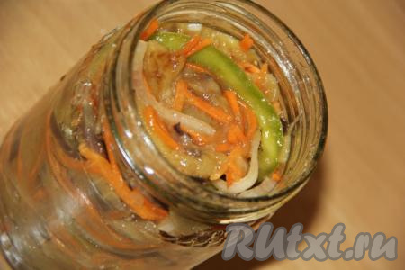 Банки для заготовки предварительно вымыть и простерилизовать (я подготовила 3 банки по 700 мл). По прошествии 5 часов разложить овощную смесь по банкам. Прикрыть баночки прокипячёнными крышками.