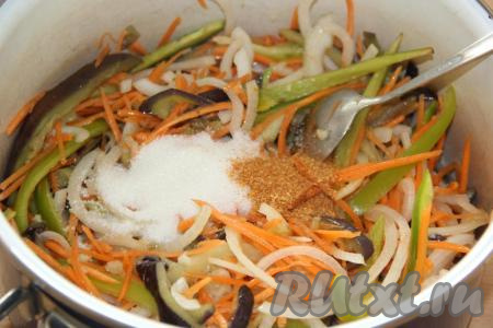 Всыпать в кастрюлю 1 чайную ложку соли, сахар и приправу для моркови по-корейски.