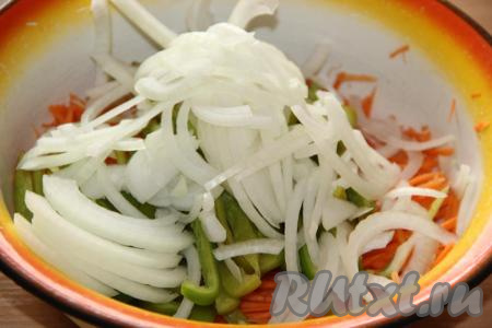 Нарезать очищенный лук тонкими полукольцами.