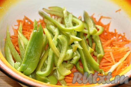 Удалить плодоножки и семена из болгарского перца, а затем нарезать длинными полосками.&nbsp;