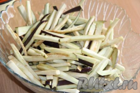 Тщательно перемешать баклажаны с солью и оставить на 20 минут. Затем откинуть нарезанные баклажаны на дуршлаг, чтобы убрать выделившийся сок.