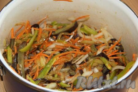 Тщательно перемешать овощи со специями. Оставить кастрюлю с овощами при комнатной температуре на 5 часов, каждый час хорошо перемешивая овощную смесь.