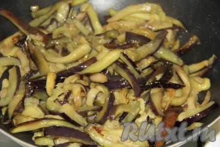 Обжарить баклажаны на среднем огне в течение 15 минут, периодически перемешивая.
