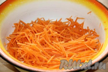 Очистить морковку, а затем натереть на тёрке для моркови по-корейски.