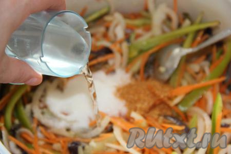 Сюда же влить уксус.&nbsp;