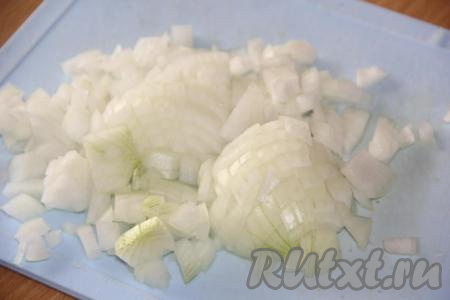 Очистить и мелко нарезать репчатый лук.
