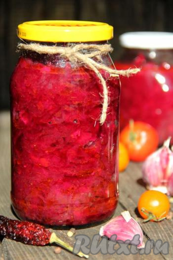 Свекольная икра, приготовленная с помидорами, получилась красивой, яркой и в меру острой. Такая закуска и прекрасно разнообразит зимнее меню, и порадует нежным вкусом, попробуйте!