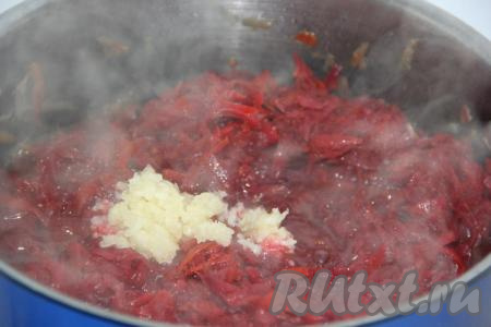 По прошествии часа добавить в свекольную икру пропущенный через пресс чеснок, перемешать, проварить 3 минуты и снять с огня.