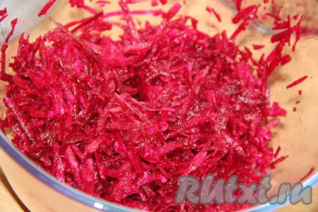 Очистить свеклу, а затем натереть на крупной тёрке.