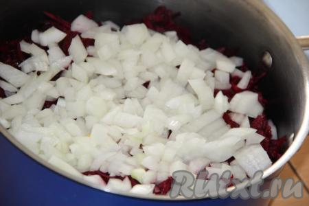 В кастрюлю выложить натёртую свеклу и нарезанный лук.