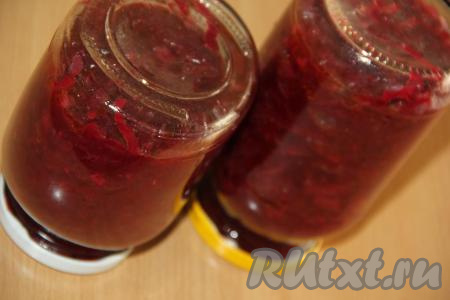 Разложить горячую икру по простерилизованным банкам, закрутить (или закатать) прокипячёнными крышками. Перевернуть банки вверх дном, хорошо укутать, а после полного остывания убрать в кладовку на хранение.