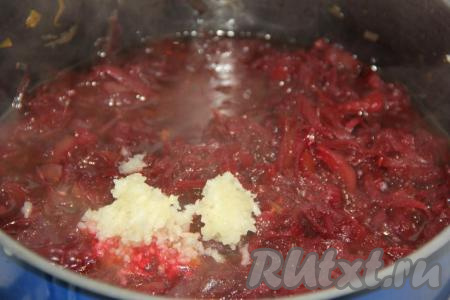 По прошествии 45 минут добавить в кастрюлю очищенный и пропущенный через пресс чеснок, перемешать.