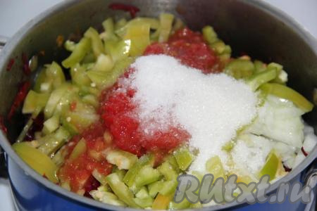 Добавить перекрученные помидоры, сахар и соль, влить растительное масло.