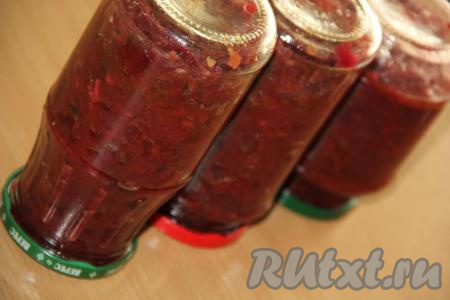 Разложить горячий свекольный салат по простерилизованным банкам, закрутить (или закатать) прокипячёнными крышками. Баночки перевернуть вверх дном, укутать, а после полного остывания убрать в кладовку.