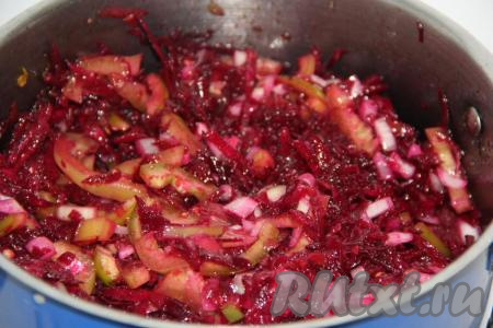 Перемешать овощи и поставить кастрюлю на огонь. Довести салат на среднем огне до кипения, накрыть крышкой. Варить салат из свеклы, помидоров и перца на среднем огне 45 минут, периодически перемешивая.
