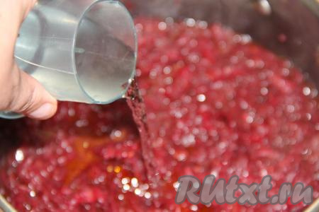 Влить уксус, перемешать свекольный салат и снять с огня.&nbsp;