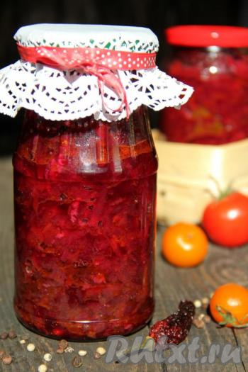 Салат из свеклы, помидоров и перца, приготовленный на зиму по этому рецепту, получился ярким, в меру острым и очень вкусным. Уверена, попробовав этот салатик, вы точно не разочаруетесь!