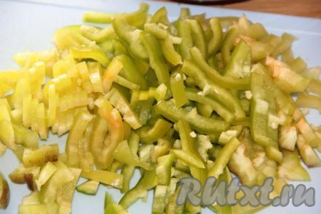 Удалить плодоножки с семенами из болгарского перца. Нарезать перец на брусочки.&nbsp;