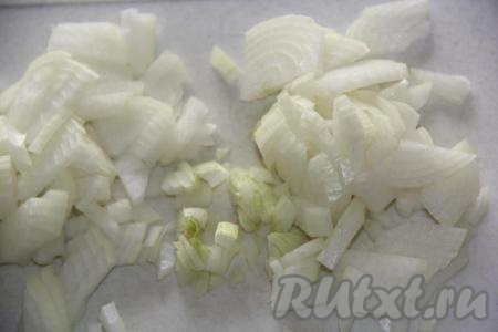 Мелко нарезать очищенный лук.
