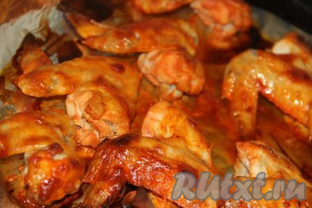Поставить противень с куриными крыльями в разогретую духовку и запекать при температуре 200 градусов, примерно, 35-40 минут. Крылышки должны покрыться красивой золотистой корочкой.