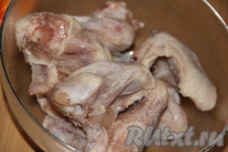 Крылья вымыть и обсушить бумажным полотенцем.