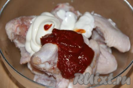 Добавить к куриным крылышкам&nbsp;кетчуп и&nbsp;майонез. Можно часть&nbsp;майонеза заменить на сметану, как сделала я.&nbsp;Дополнительно я&nbsp;не солила крылышки, соли достаточно в маринаде.