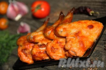 Готовые крылья достаём из духовки и сразу же подаём к столу. Благодаря маринаду из кетчупа&nbsp;и майонеза, куриные крылышки в процессе запекания приобретают аппетитный золотистый оттенок, становятся сочными и необыкновенно вкусными. Приготовив это мясное блюдо, вы ещё не раз вернётесь к этому рецепту!