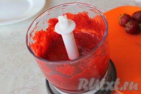 Если по вкусу десерт с небольшими кусочками клубники, то пробивать в блендере циклично по несколько секунд.
Если больше нравится однородная консистенция, то пробивать без остановок до желаемой консистенции.