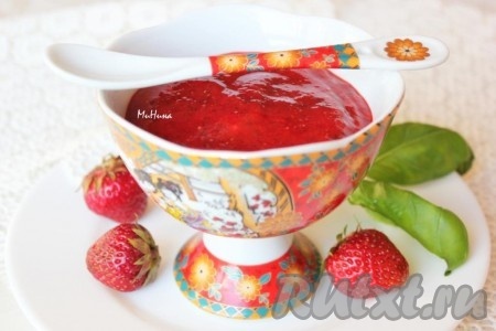 Десерт из клубники с базиликом