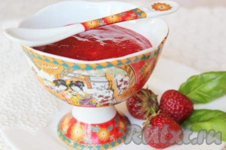 Десерт из клубники с базиликом