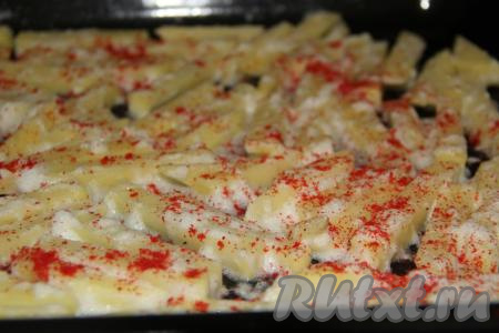 Присыпать картофель паприкой и солью.