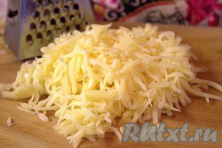 Натереть сыр на средней тёрке.