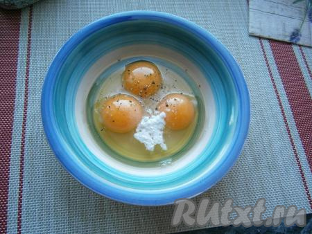 К яйцам добавить разрыхлитель,  чёрный молотый перец и соль.