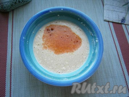 Взбить яично-молочную смесь венчиком. Если останутся маленькие комочки муки - не страшно. Далее всыпать паприку, перемешать омлетную смесь.