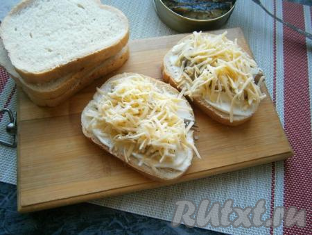 Сверху щедро посыпать бутерброды натёртым на средней (или мелкой) тёрке сыром.