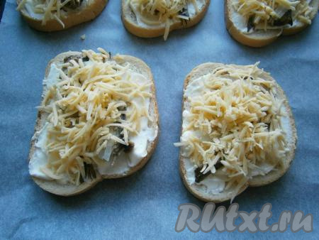 Разместить бутерброды на противне (или в форме для запекания), застеленном бумагой для выпечки.