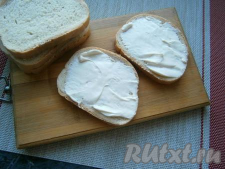 Ломти батона смазать плавленным сыром.