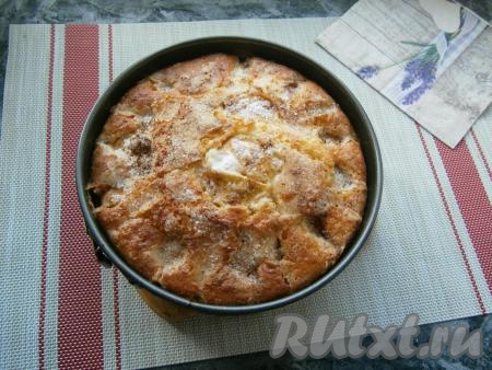 Деревенский яблочный пирог выпекать минут 40 при температуре 180 градусов.