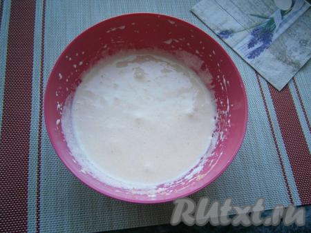 Яйца с сахаром и солью взбить миксером в течение 3-4 минут (до пышного и светлого состояния).